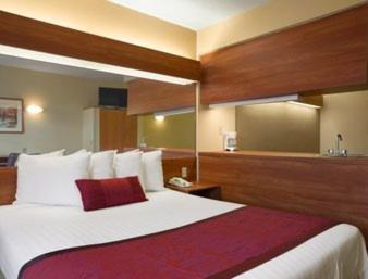 Queen Suite - Non-Smoking - Photo 3