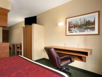 Queen Suite - Non-Smoking - Photo 2