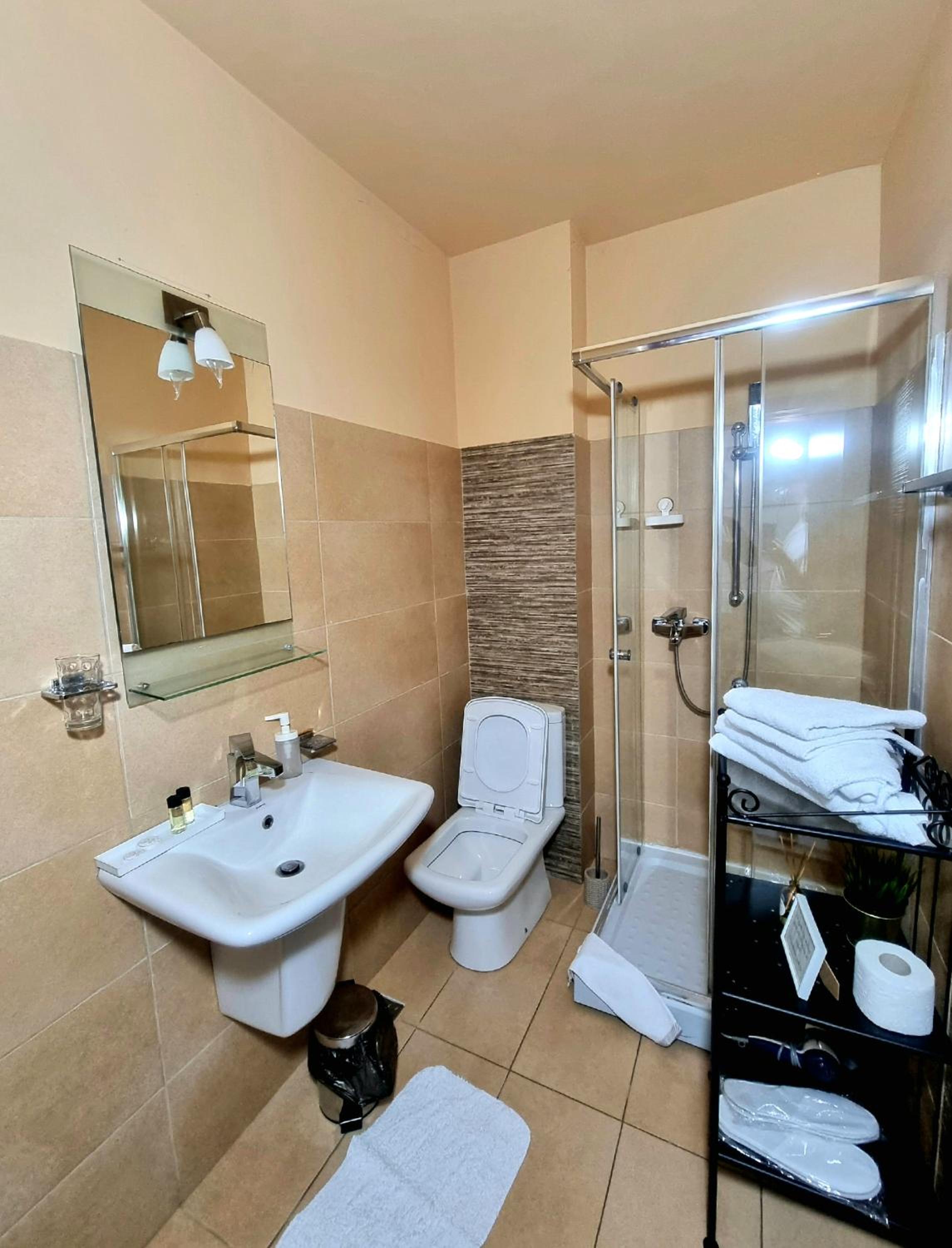 King Room with Balcony - Photo 5