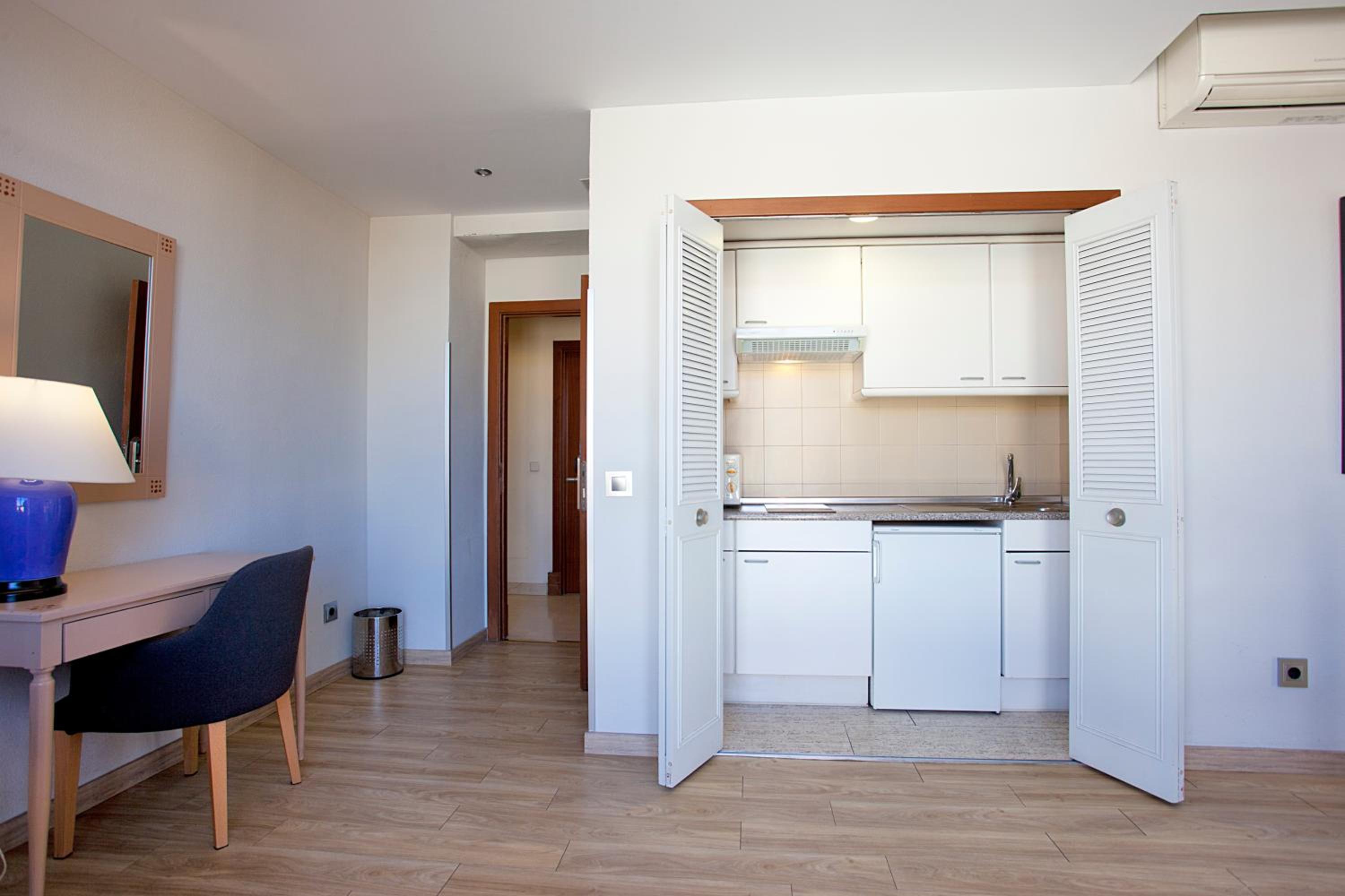 Suite - Photo 13