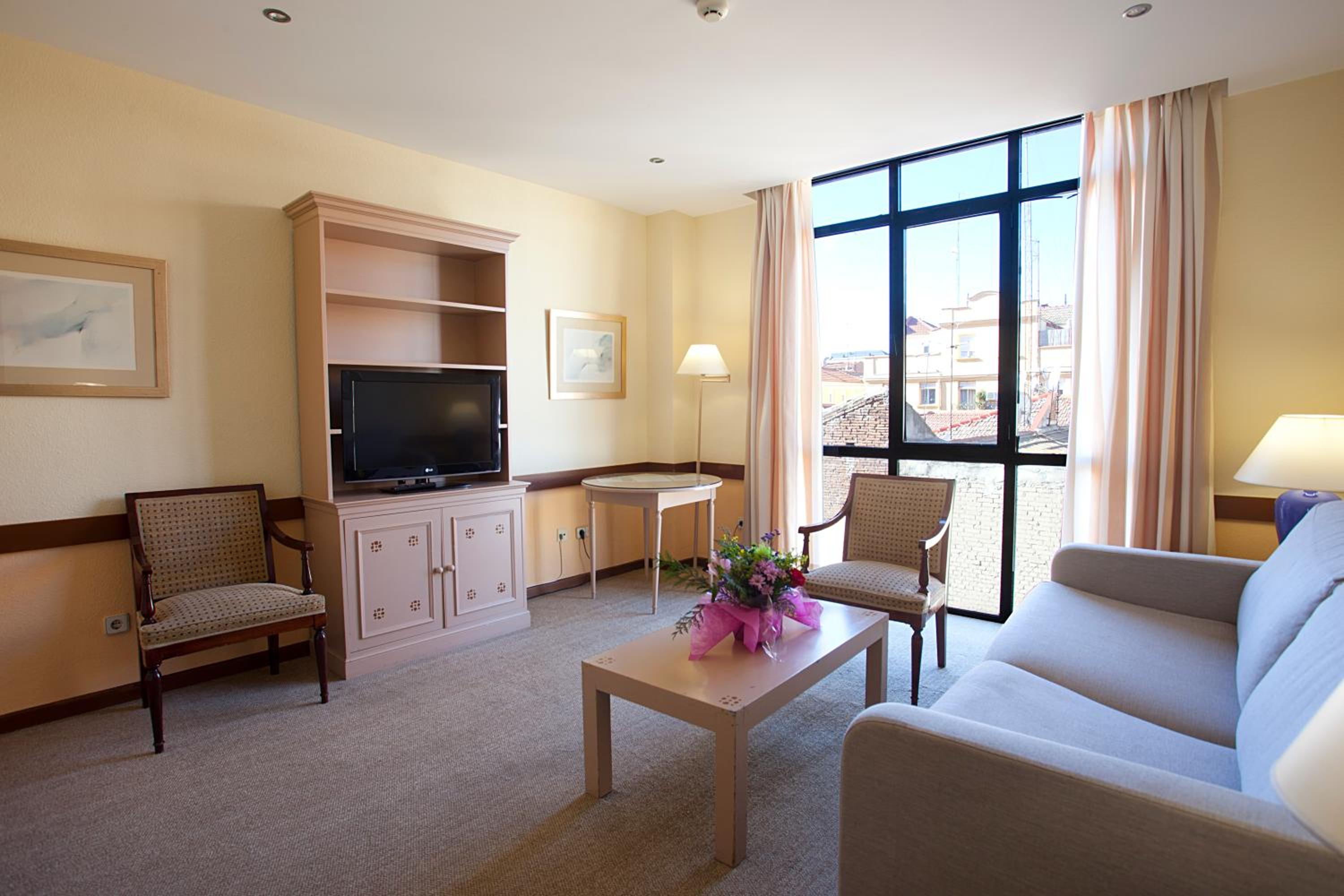 Suite - Photo 14
