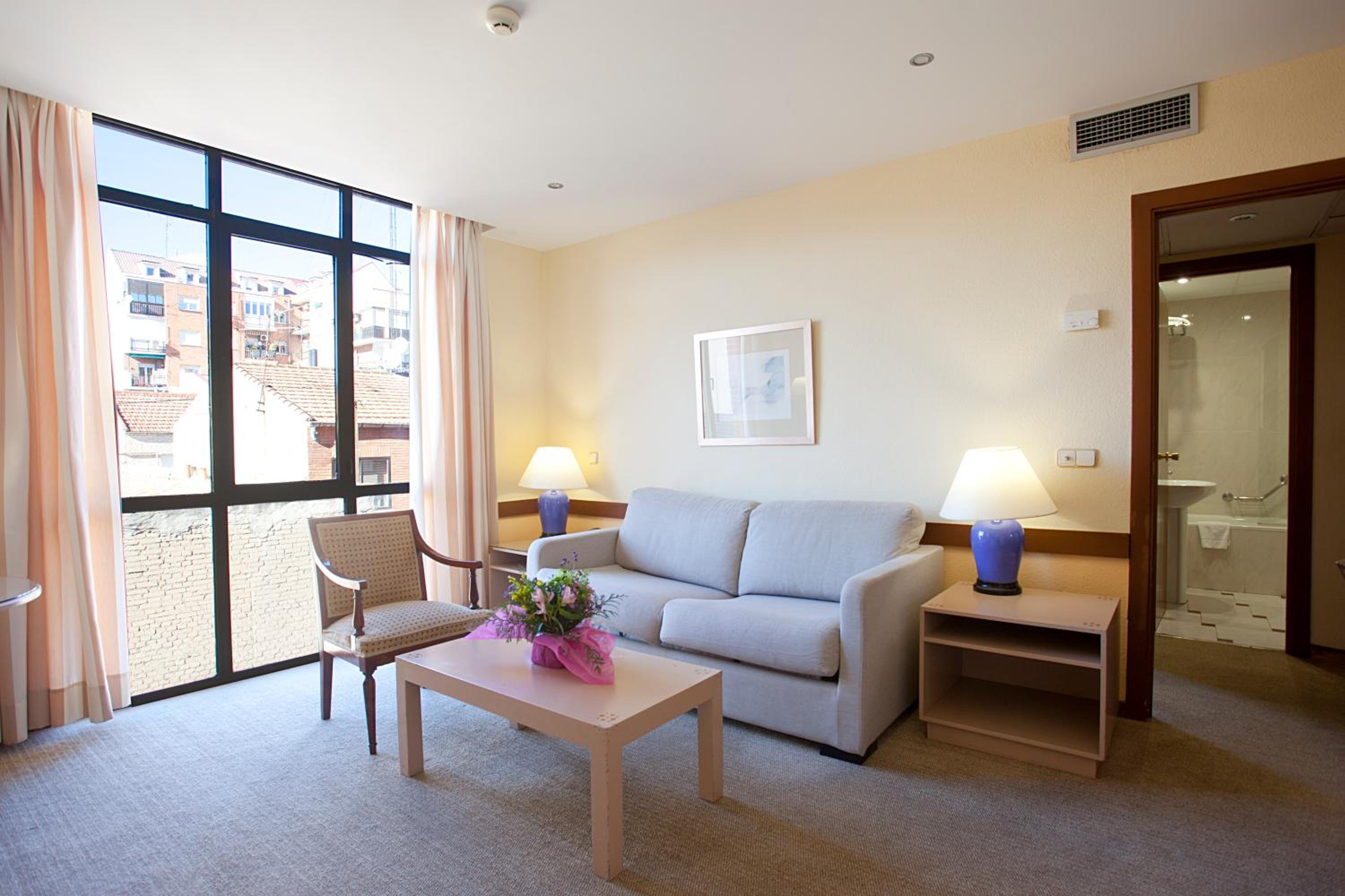 Suite - Photo 15
