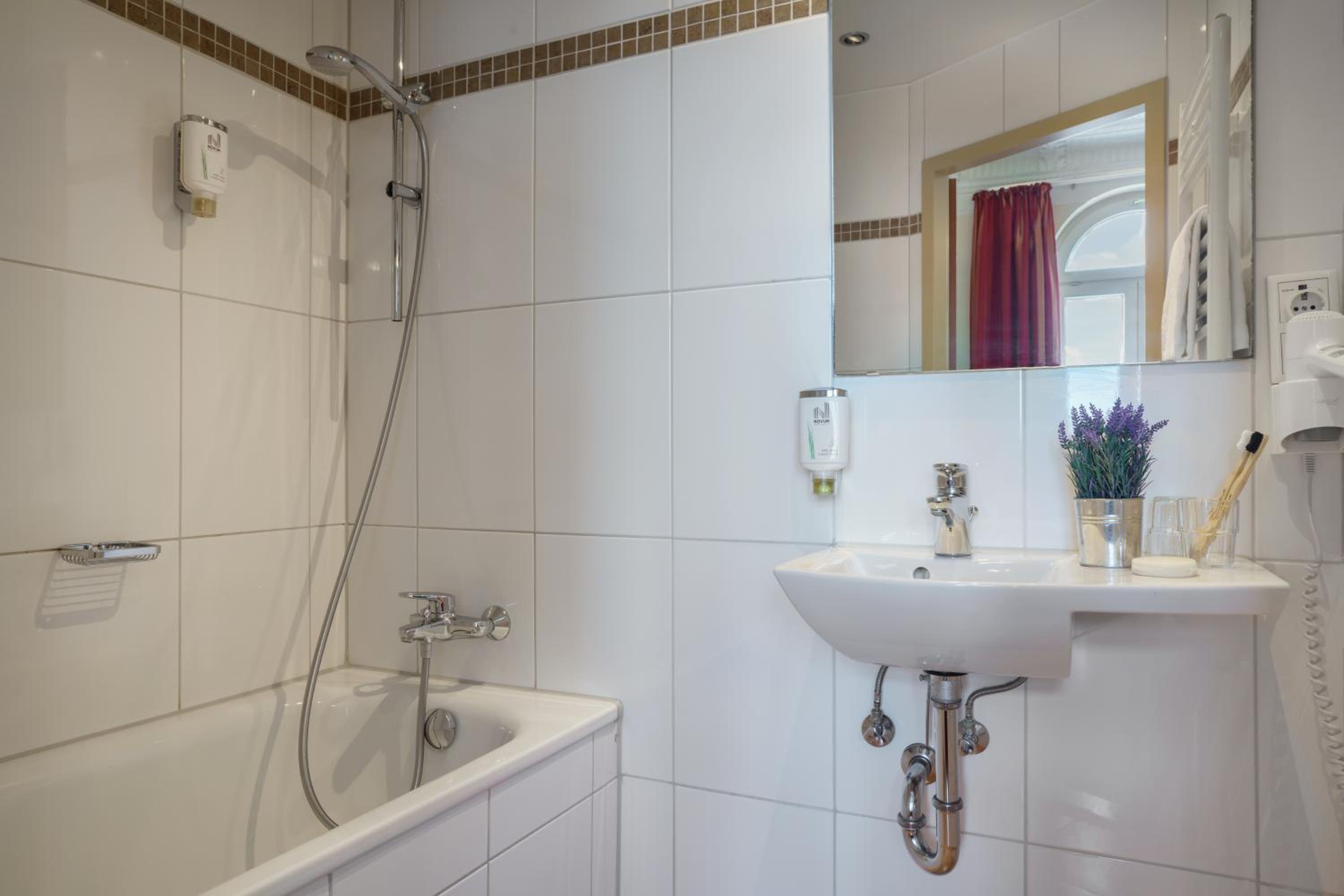 Standard Double Room - Photo 6