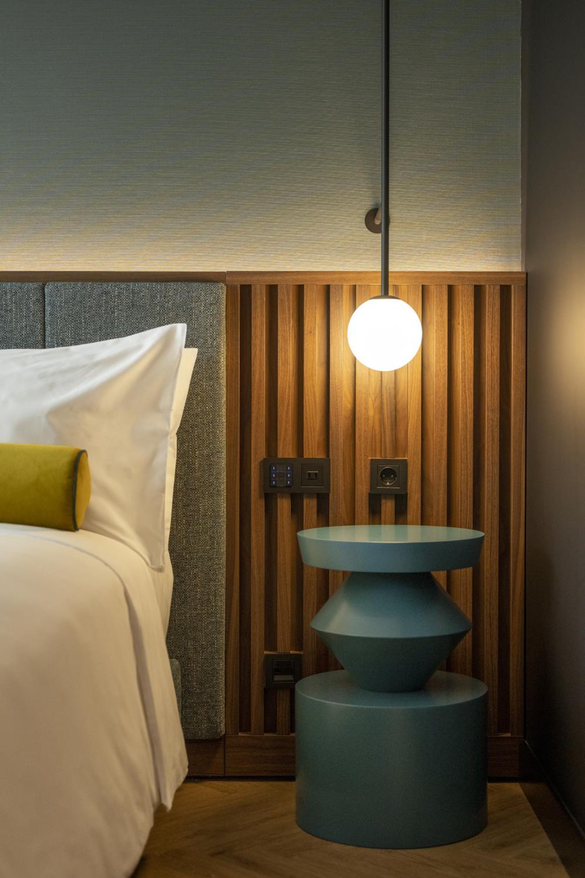 Deluxe King Room with City View - Photo 1