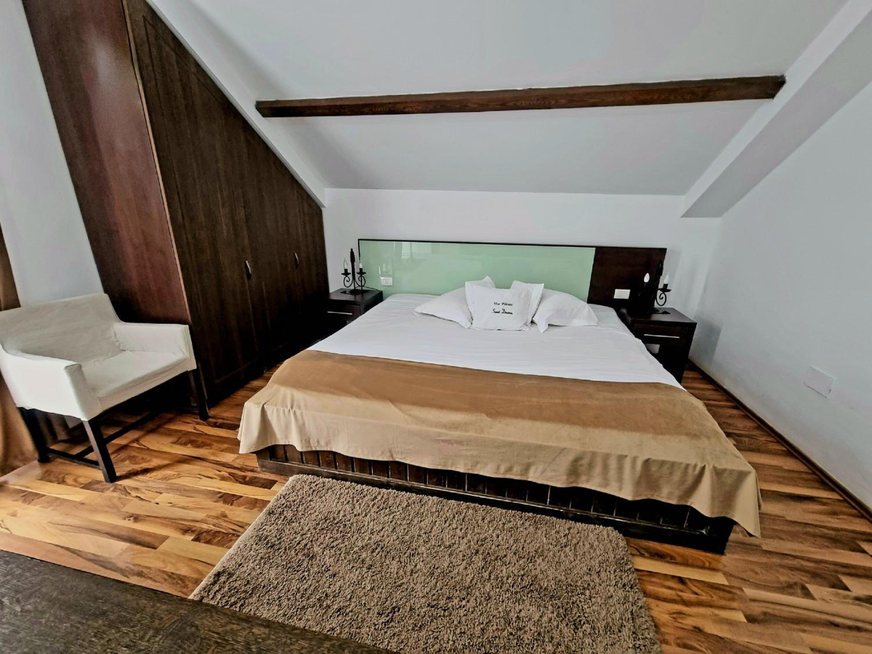 King Room with Balcony - Photo 3