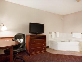 King Suite with Hot Tub - Non-Smoking - Photo 5