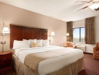 King Suite with Hot Tub - Non-Smoking - Photo 3