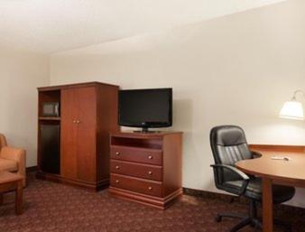King Studio Suite - Non-Smoking - Photo 4