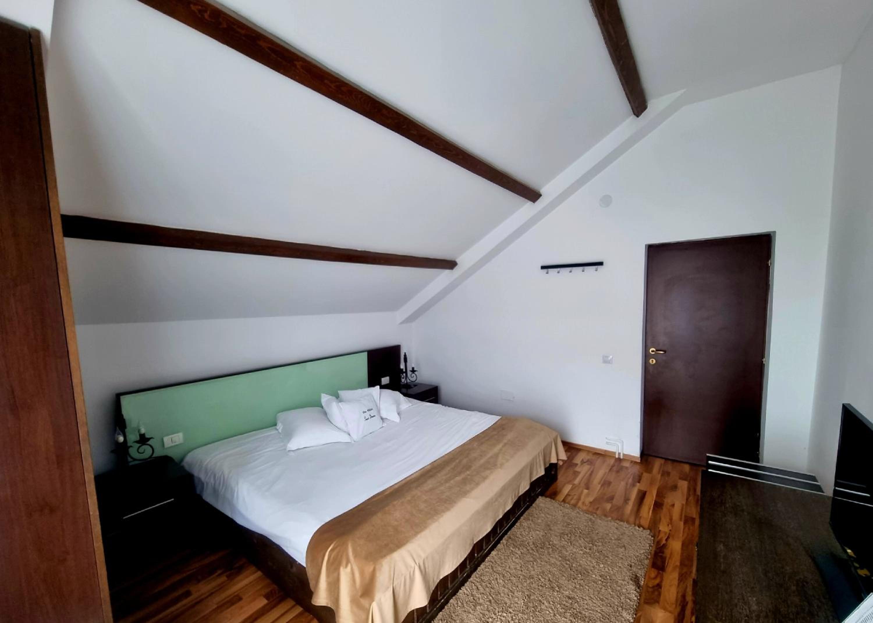 King Room with Balcony - Photo 4