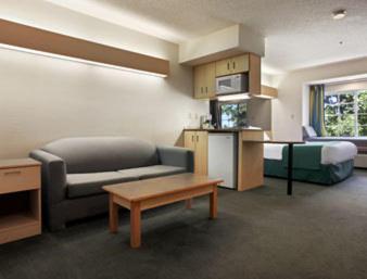 Queen Studio Suite - Non-Smoking - Photo 5