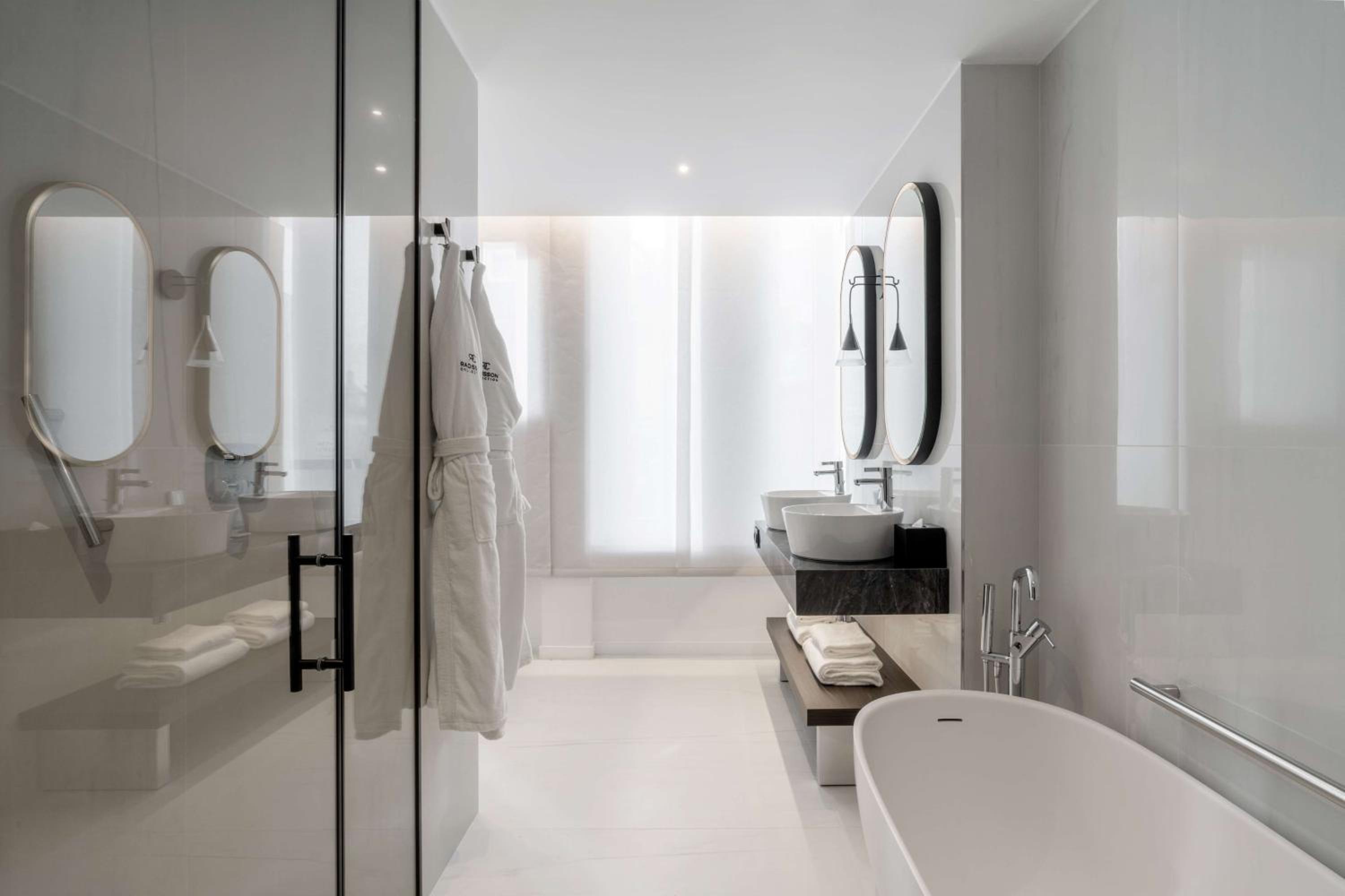 Junior Suite with Bath photo 2