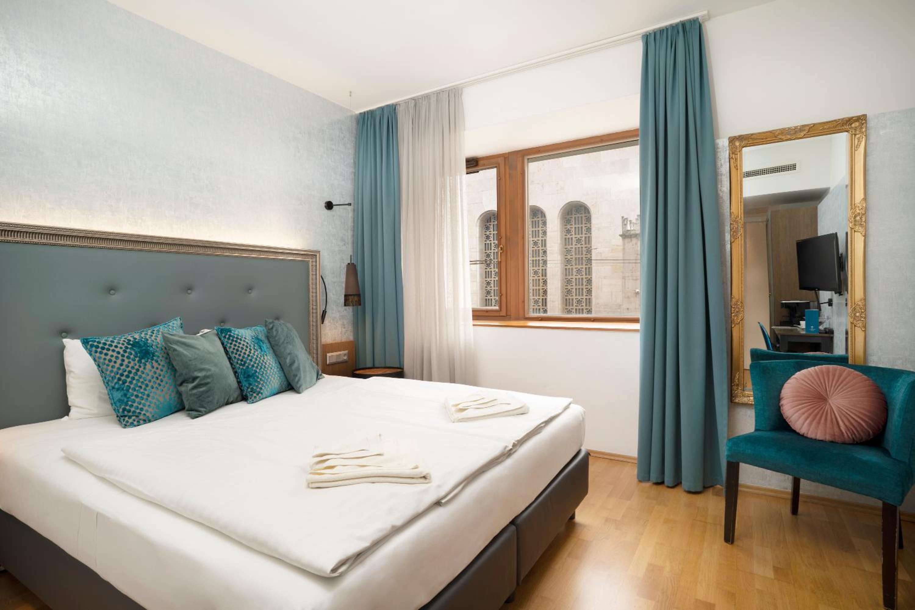Deluxe Double or Twin Room with Synagogue View - Photo 1