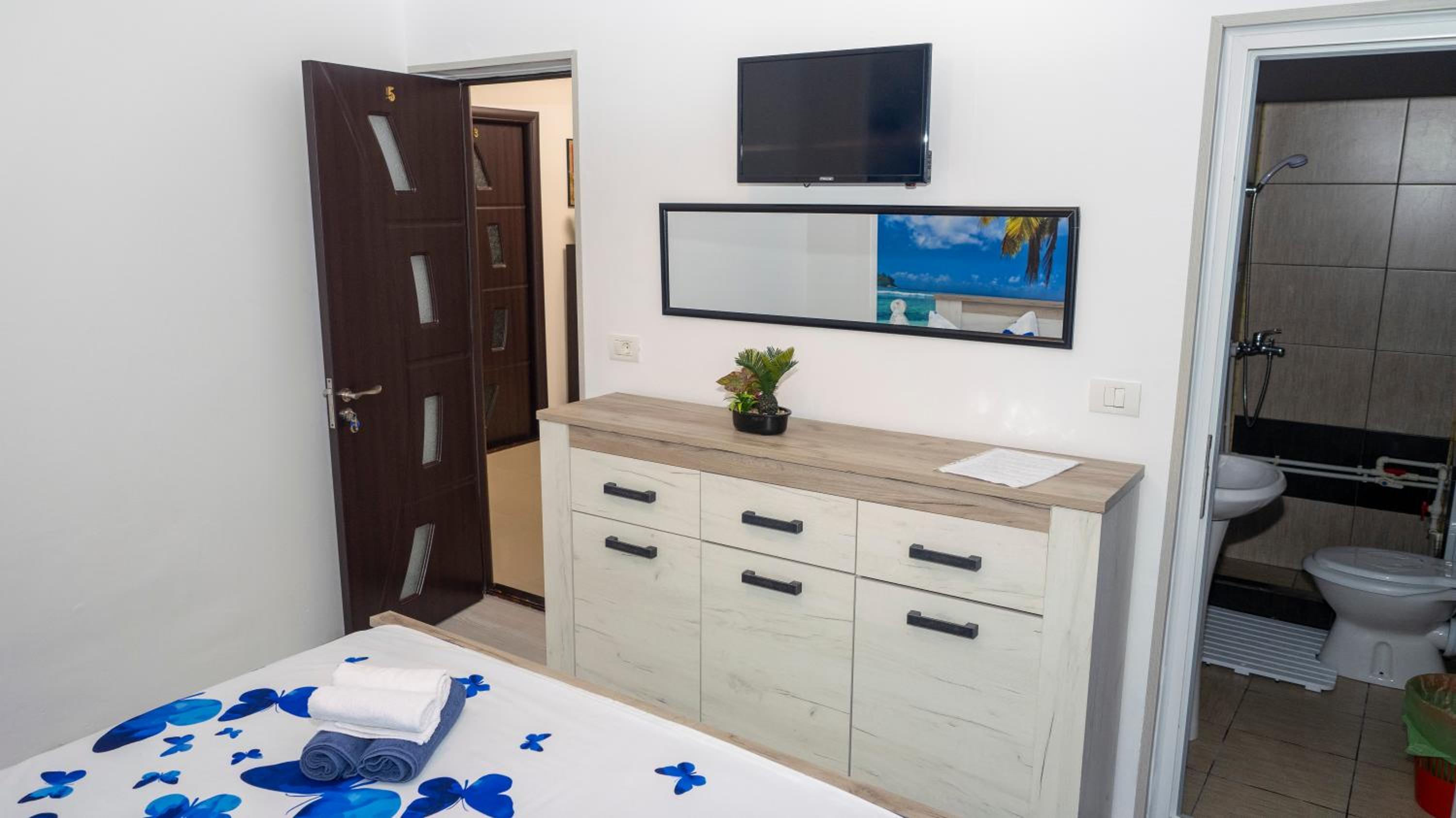 Double Room with Private Bathroom - Photo 12