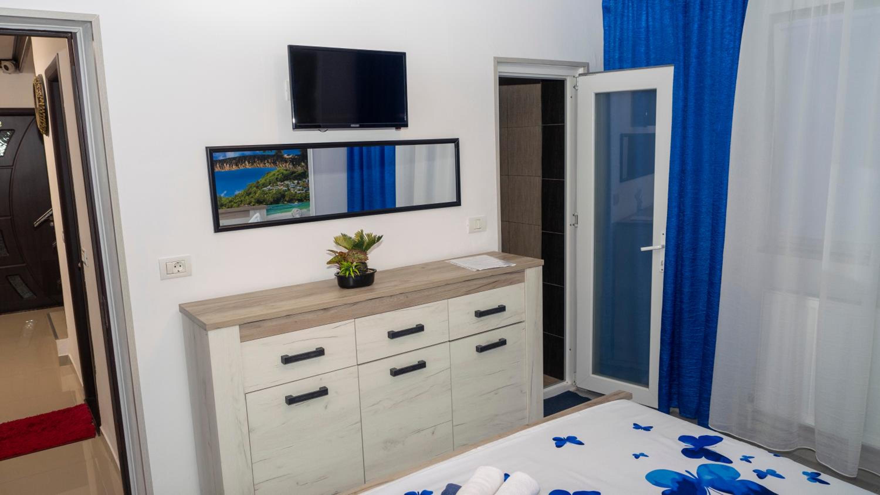 Double Room with Private Bathroom - Photo 11
