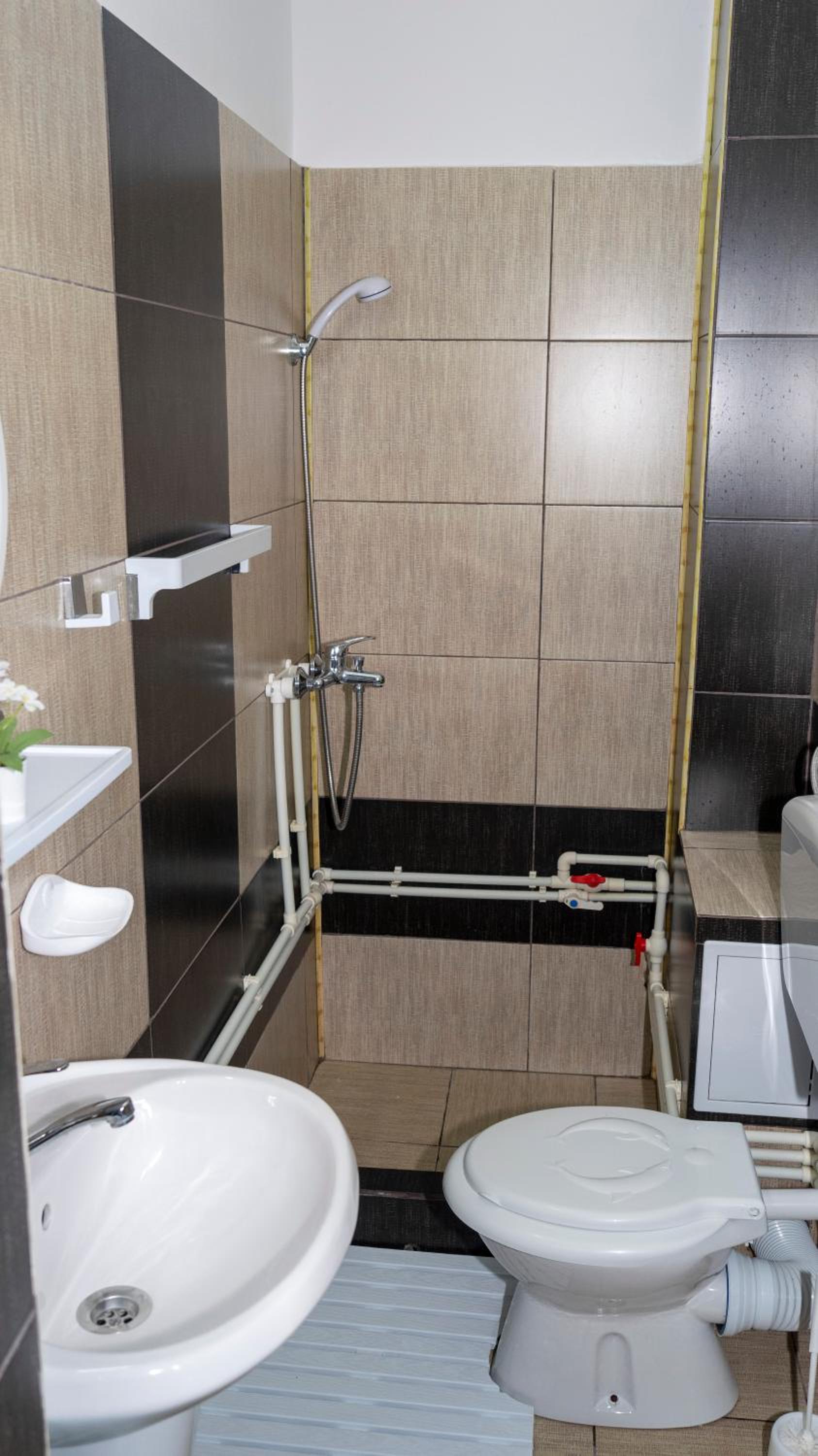Double Room with Private Bathroom - Photo 10