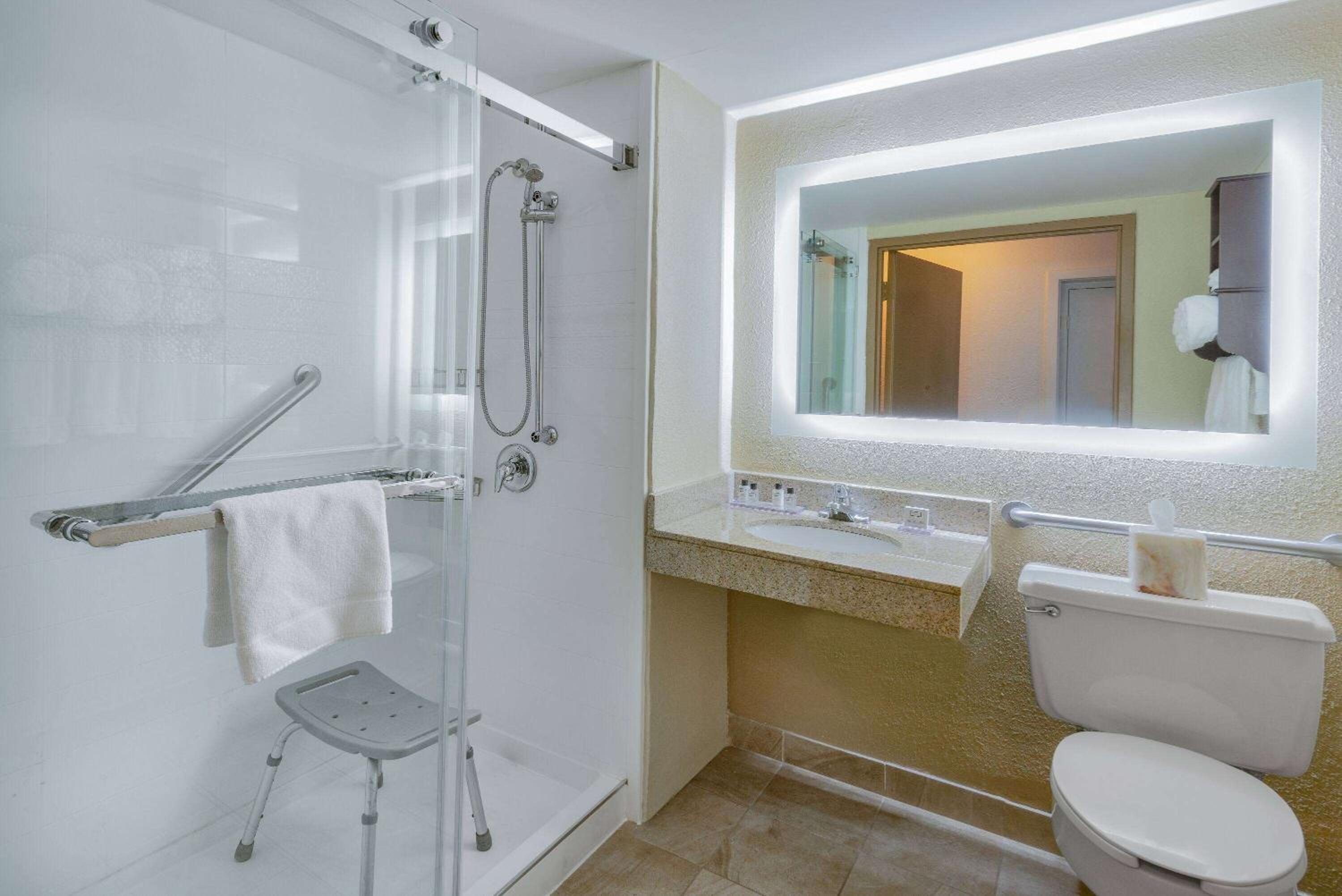 Queen Room - Mobility Access/Non-Smoking - Photo 4