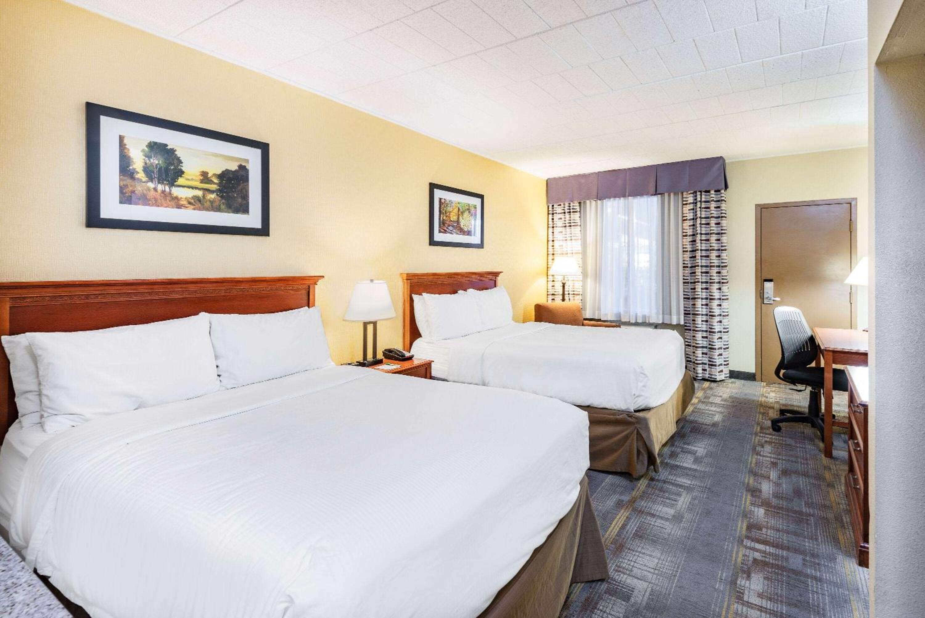 Queen Room with Two Queen Beds - Pet Friendly/Non-Smoking - Photo 3