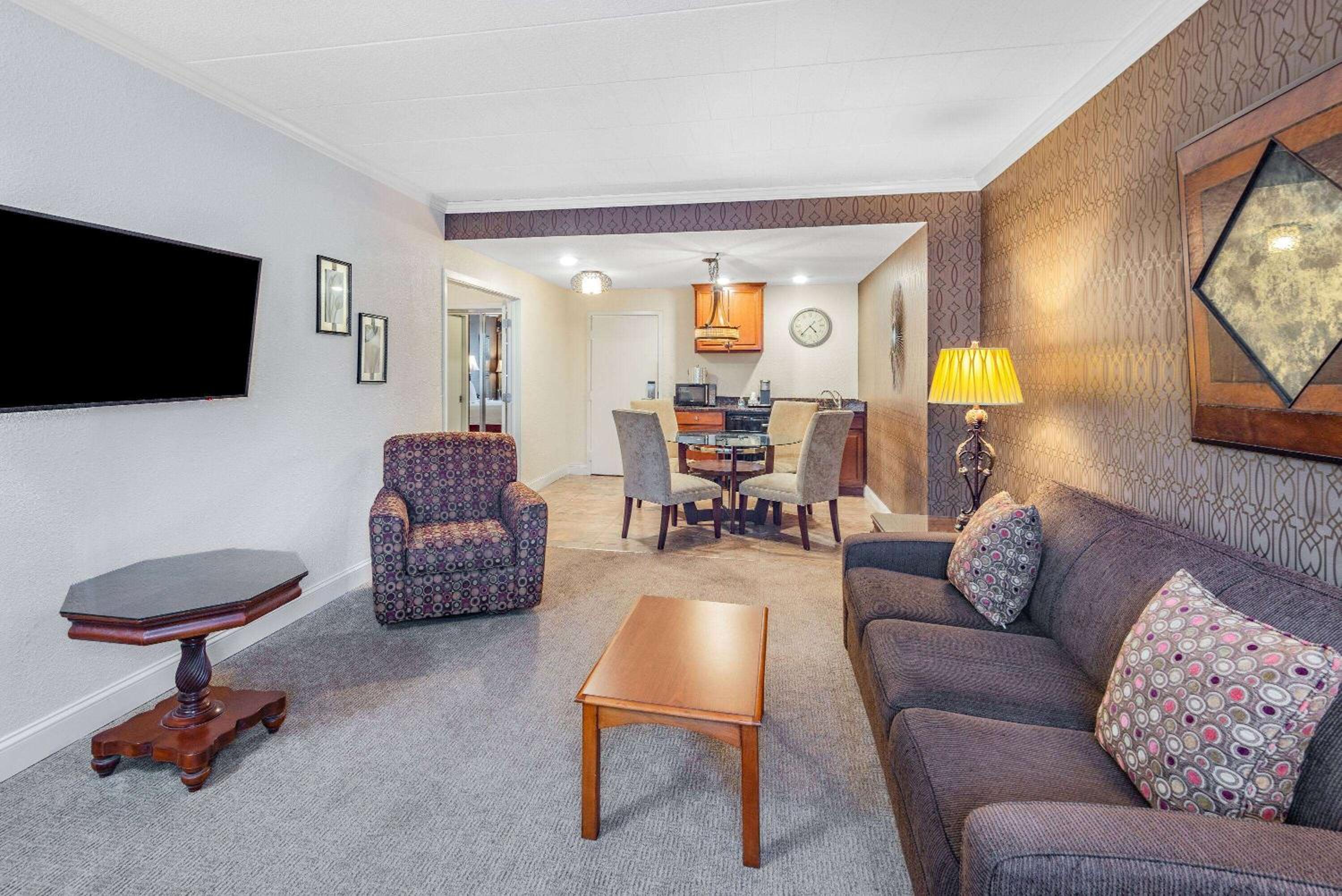 One-Bedroom King Suite - Non-Smoking photo 2