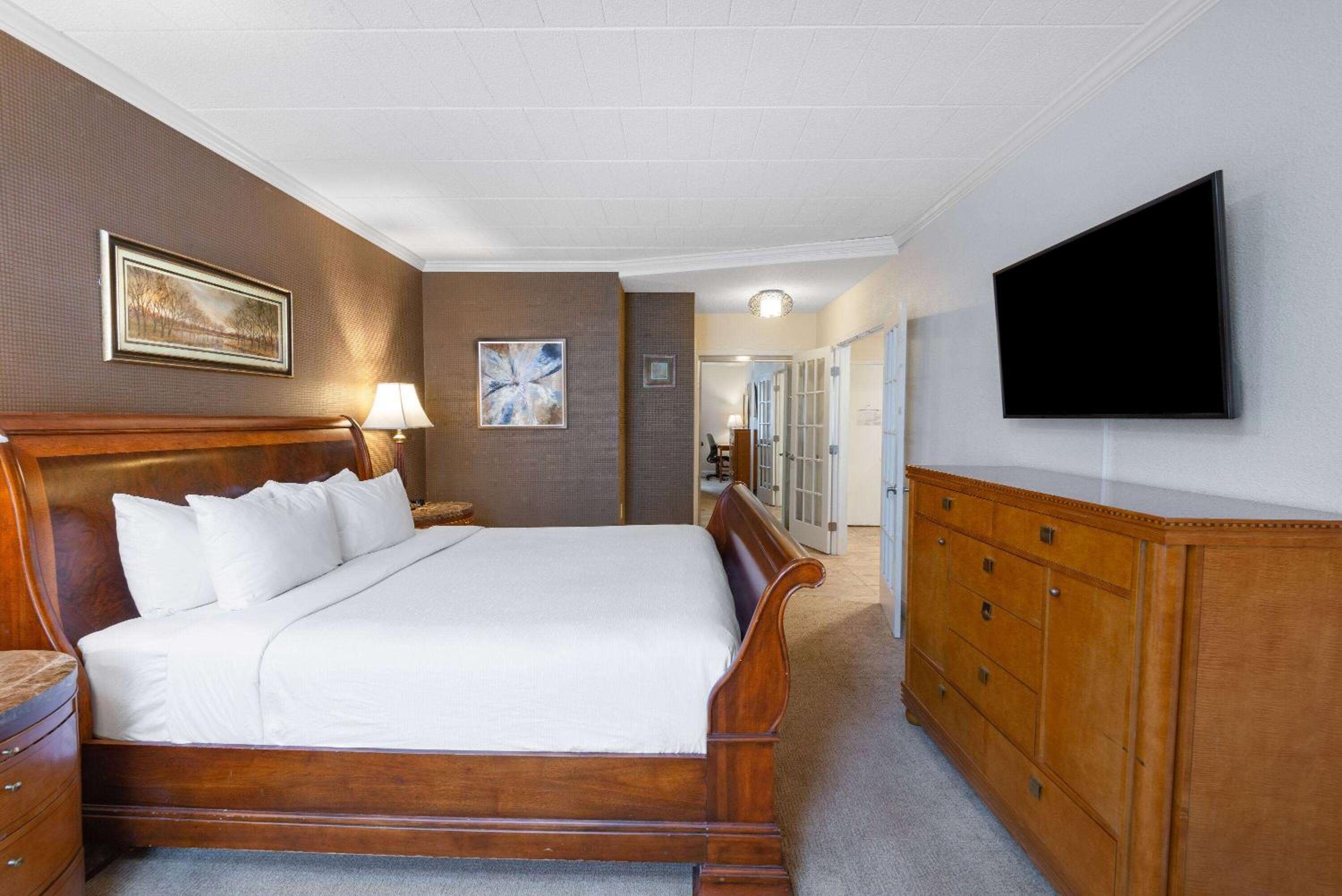 One-Bedroom King Suite - Non-Smoking photo 3