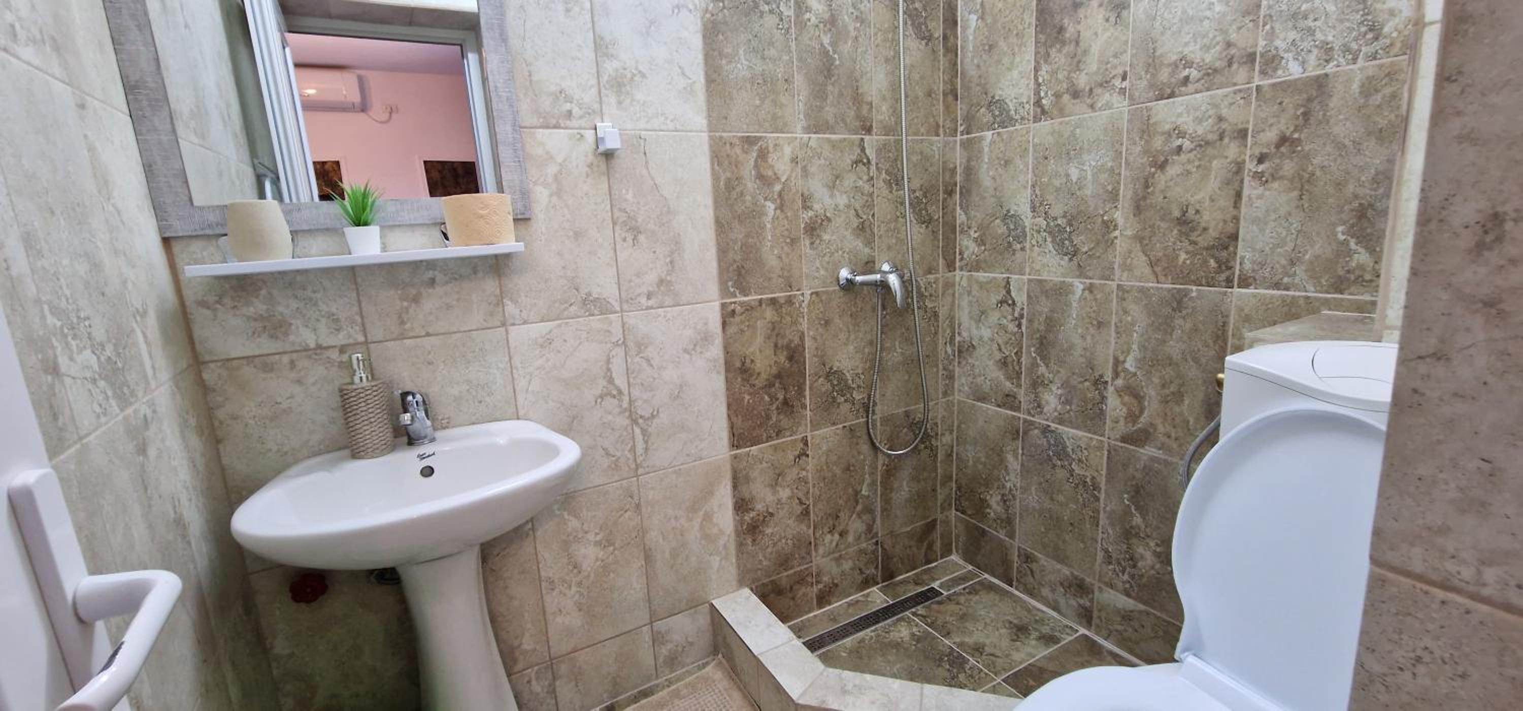 Triple Room with Private Bathroom - Photo 8