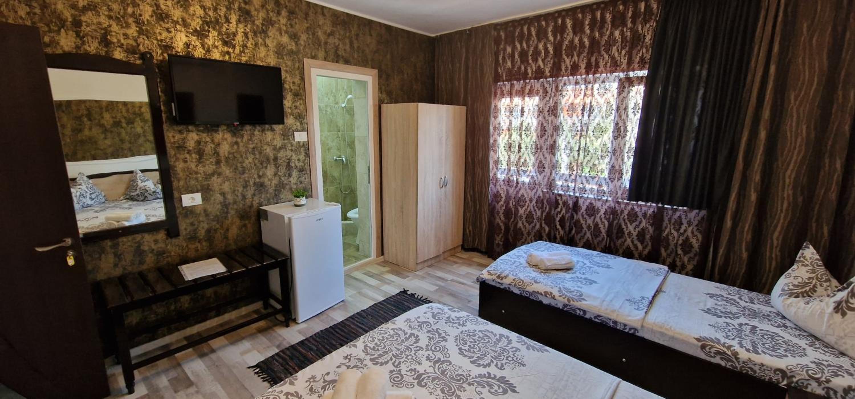 Triple Room with Private Bathroom - Photo 2