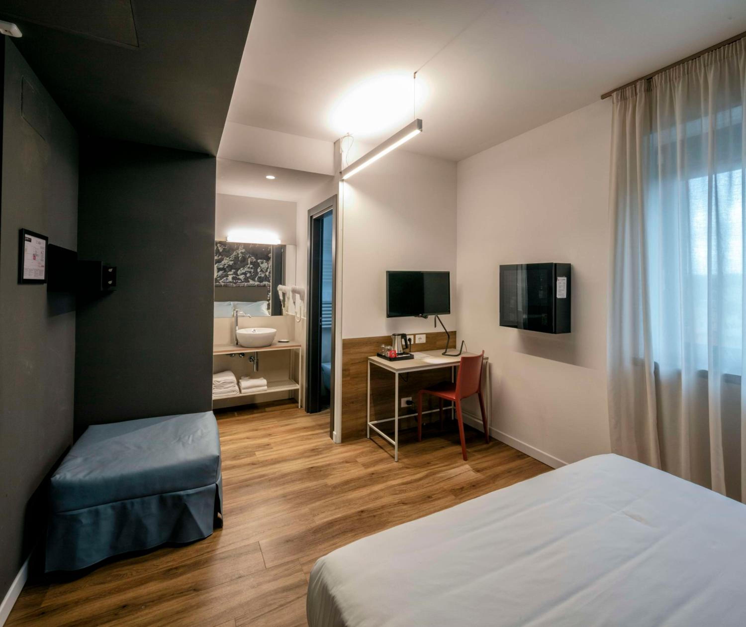 Superior King Room with Sofa Bed - Non-Smoking photo 3