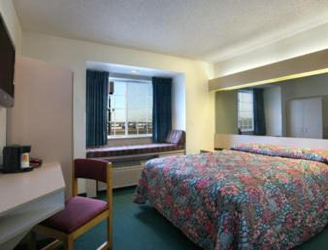 Queen Room - Non-Smoking photo 2