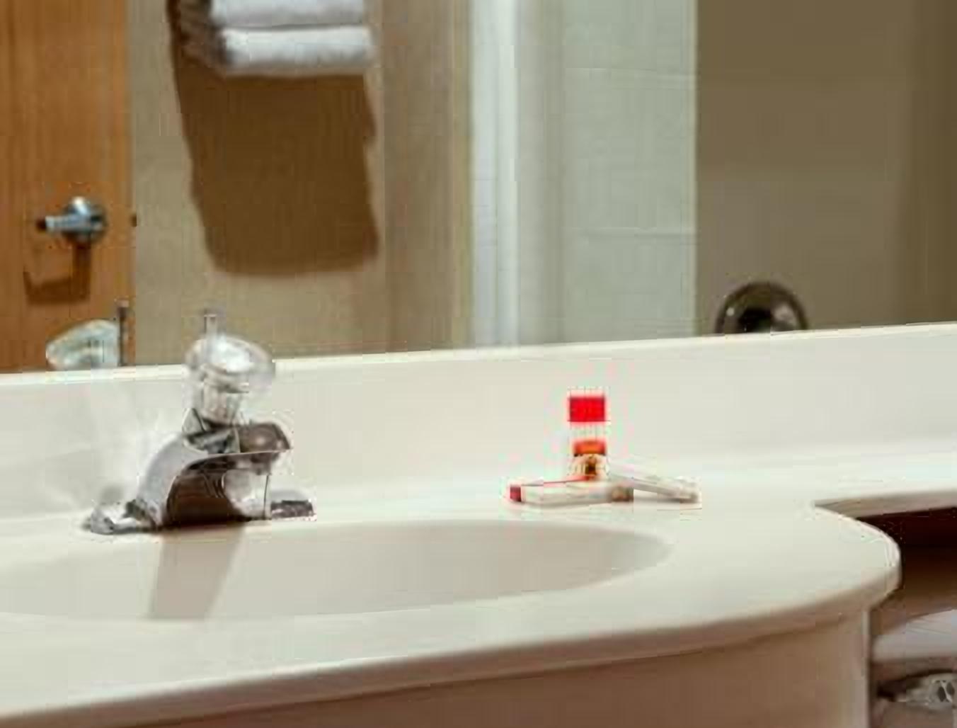Queen Studio Suite - Non-Smoking photo 3