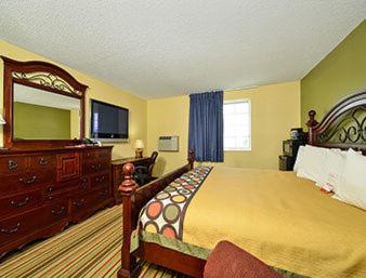 King Room - Non-Smoking - Photo 3