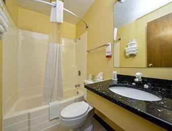 Queen Room with Two Queen Beds - Non-Smoking - Photo 2