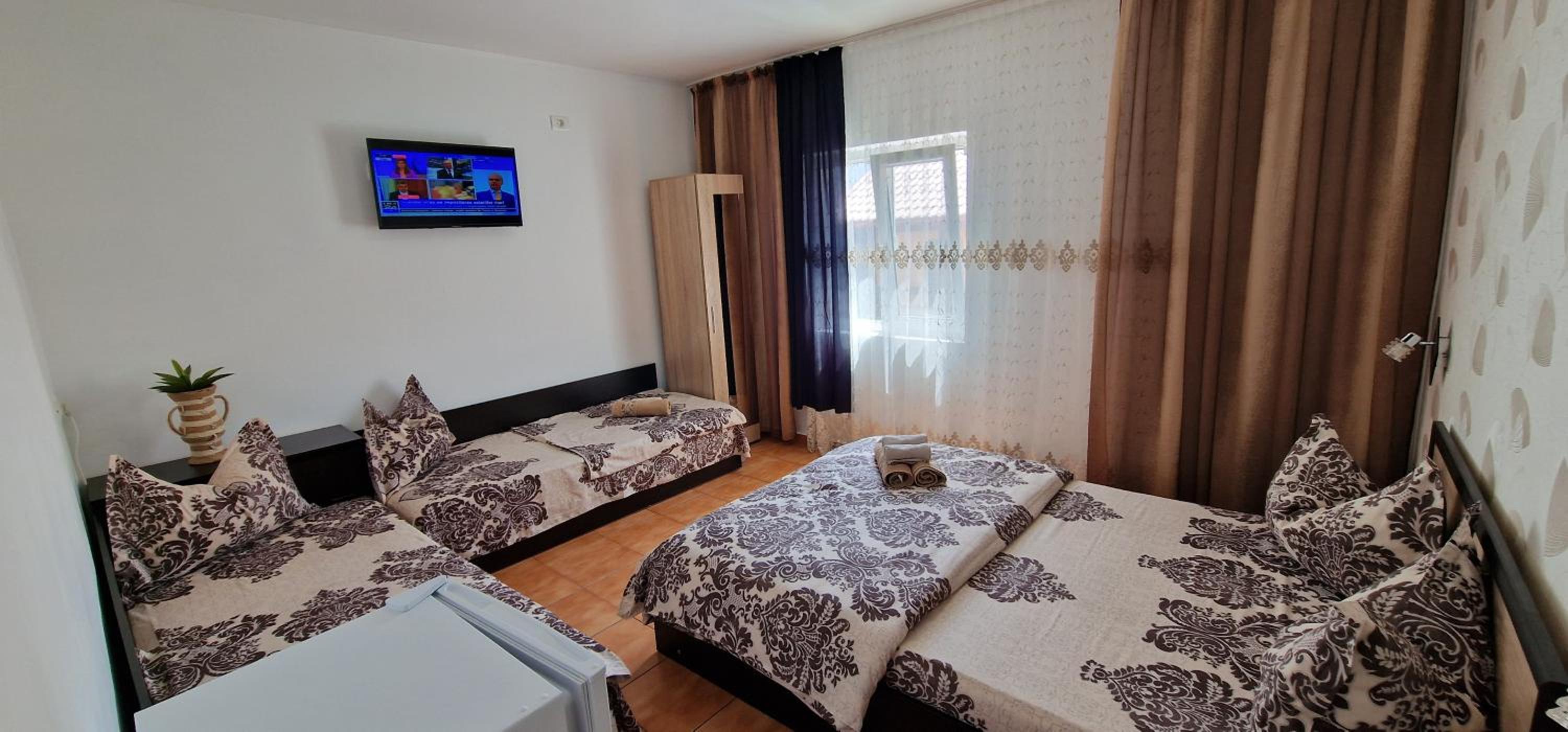 Economy Quadruple Room - Photo 5