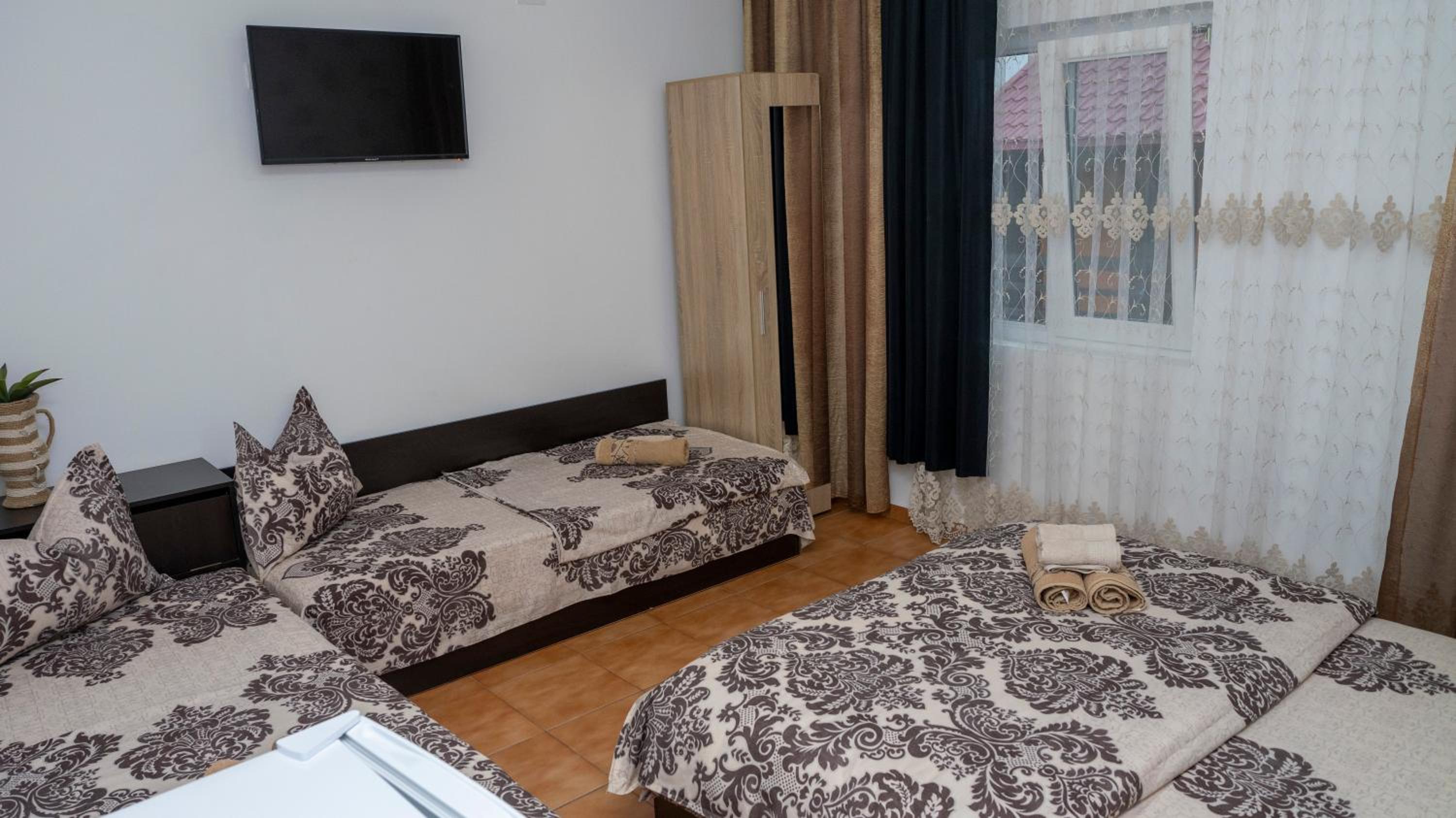 Economy Quadruple Room - Photo 4