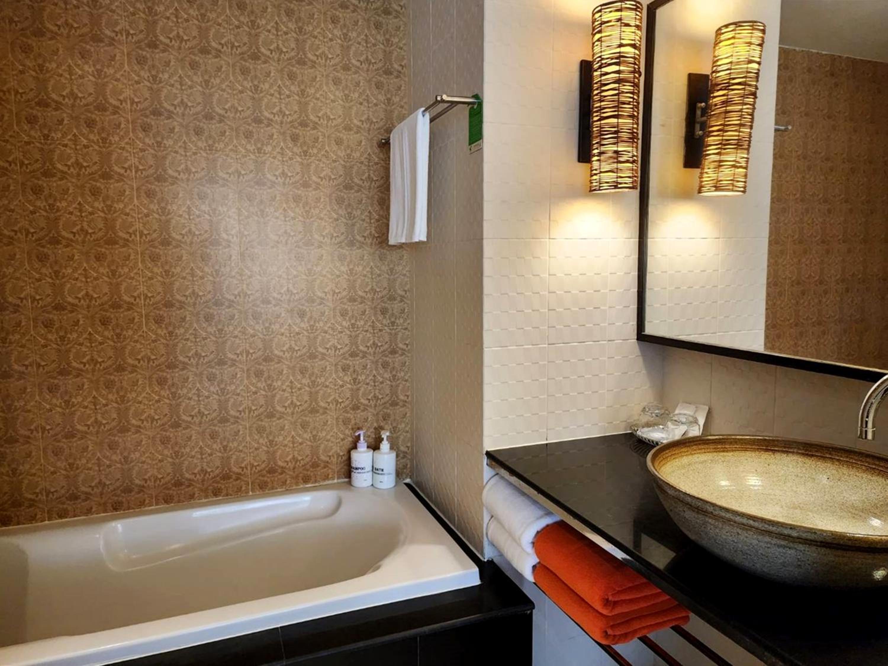 Deluxe Double or Twin Room with Pool View - Photo 9