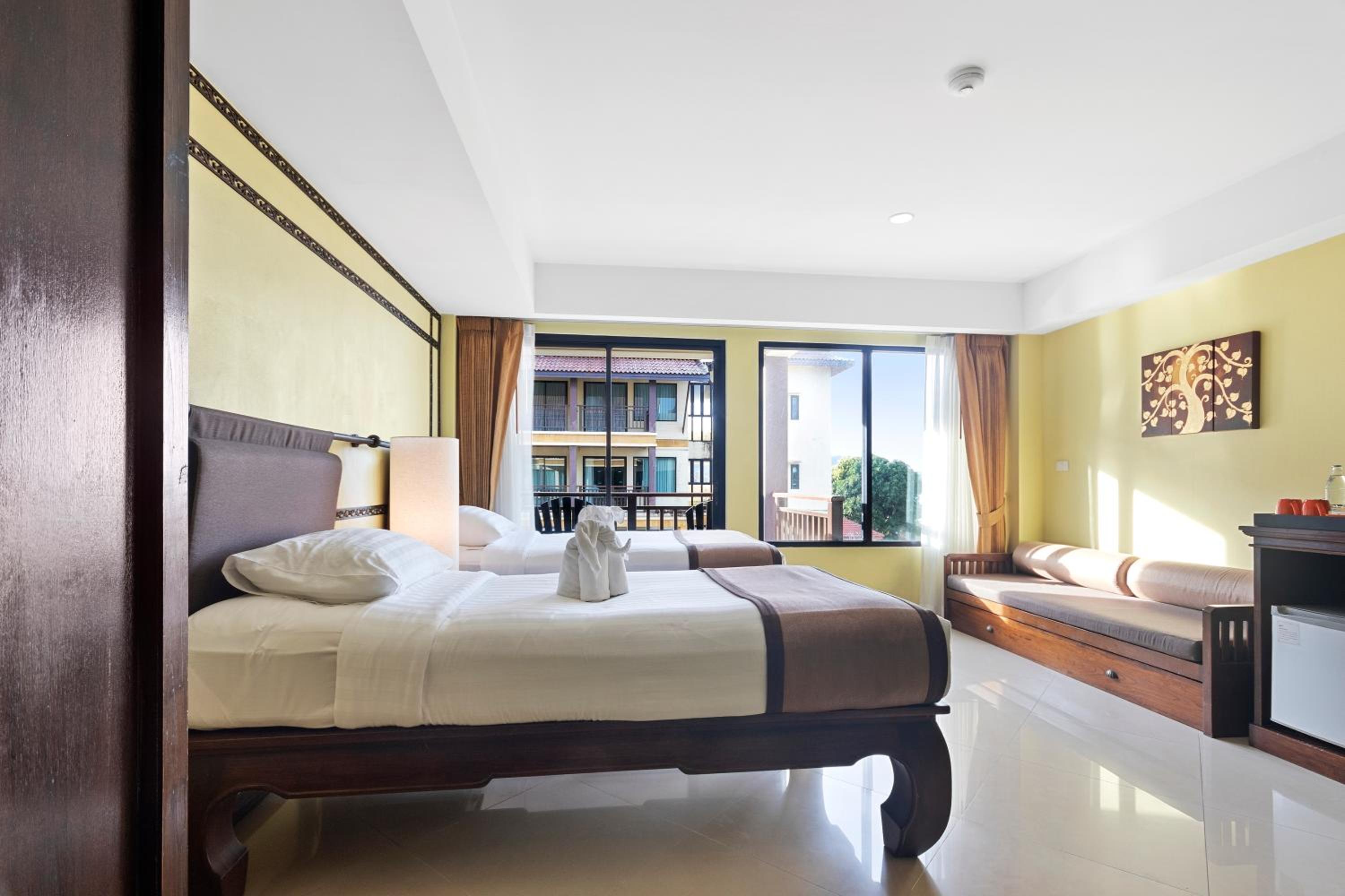 Deluxe Double or Twin Room with Pool View - Photo 8