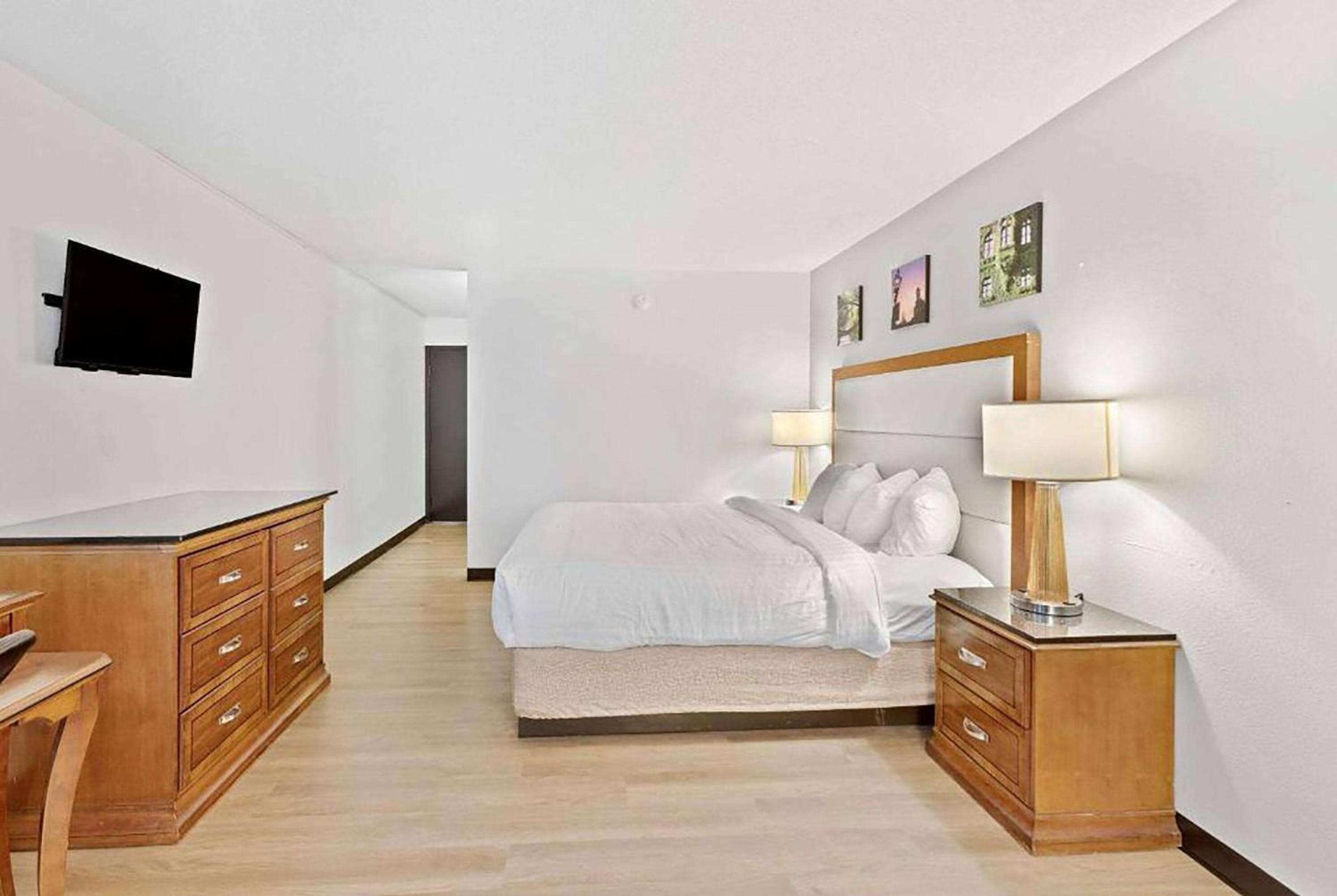 King Room - Non-Smoking - Photo 5