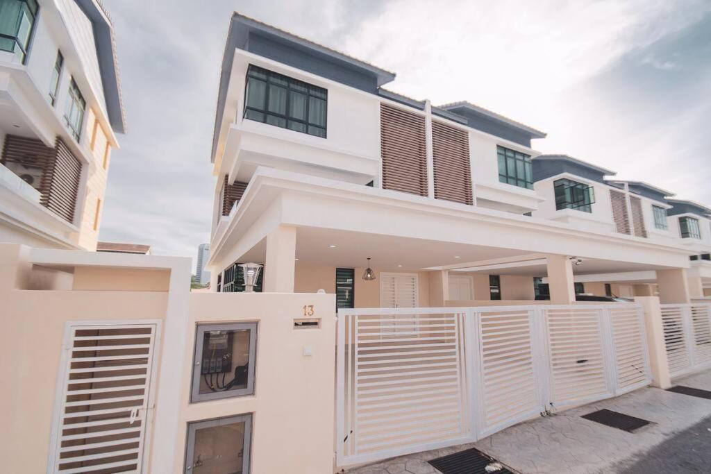 Five-Bedroom House photo 1