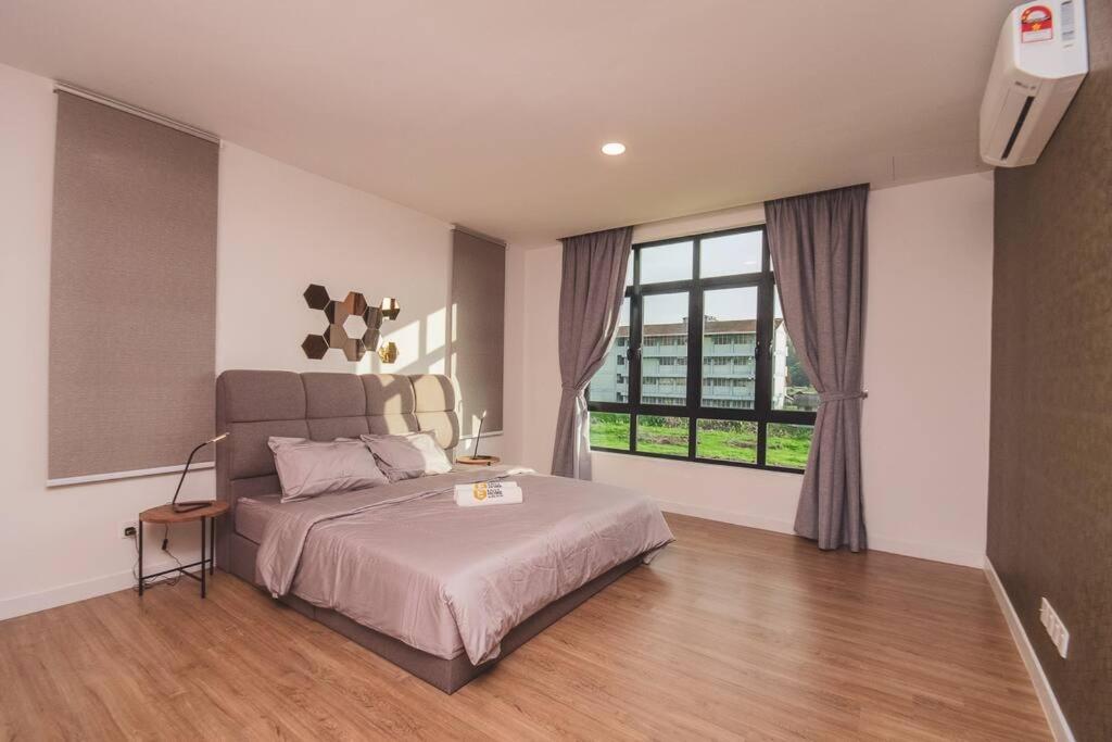 Five-Bedroom House photo 3
