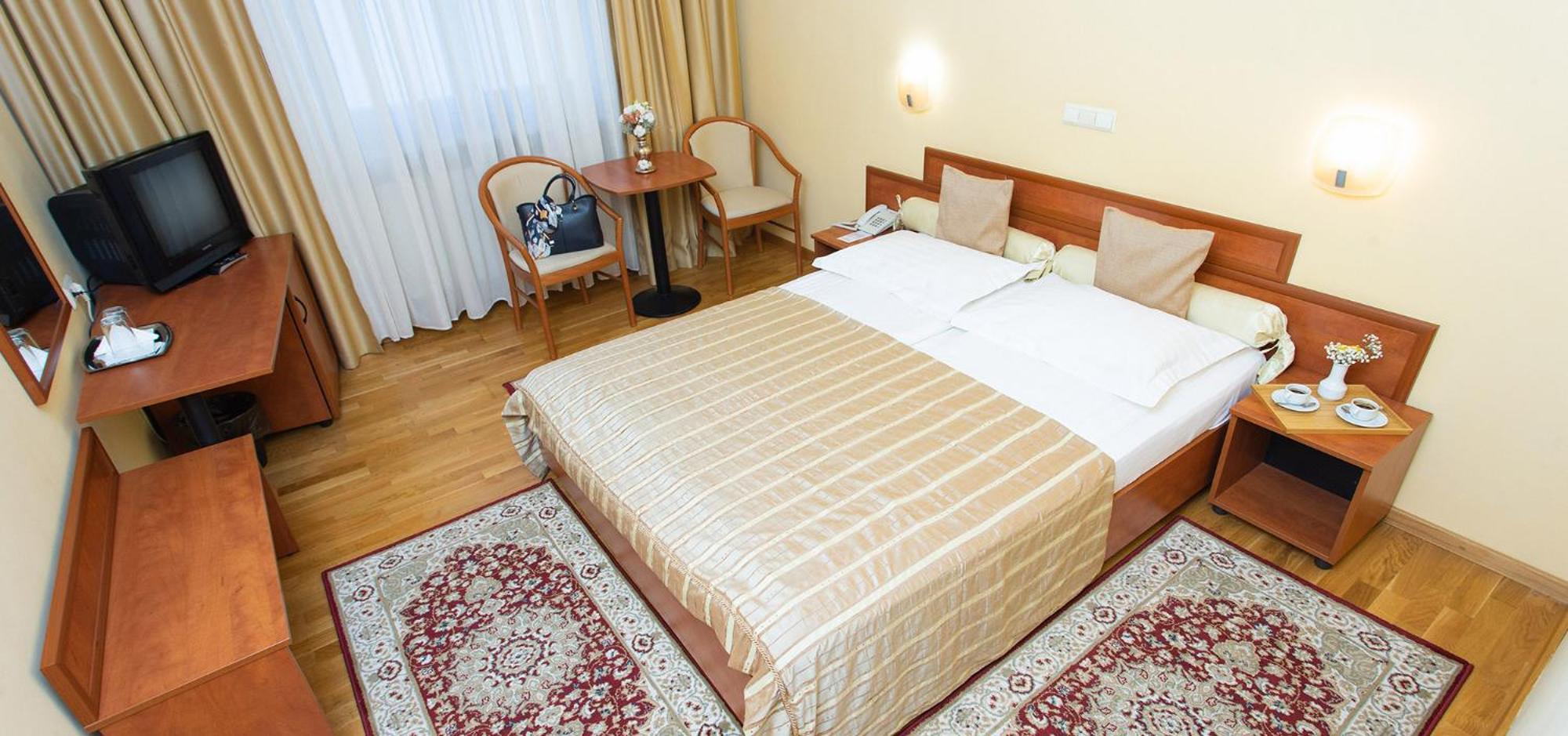 Double Room - Photo 6