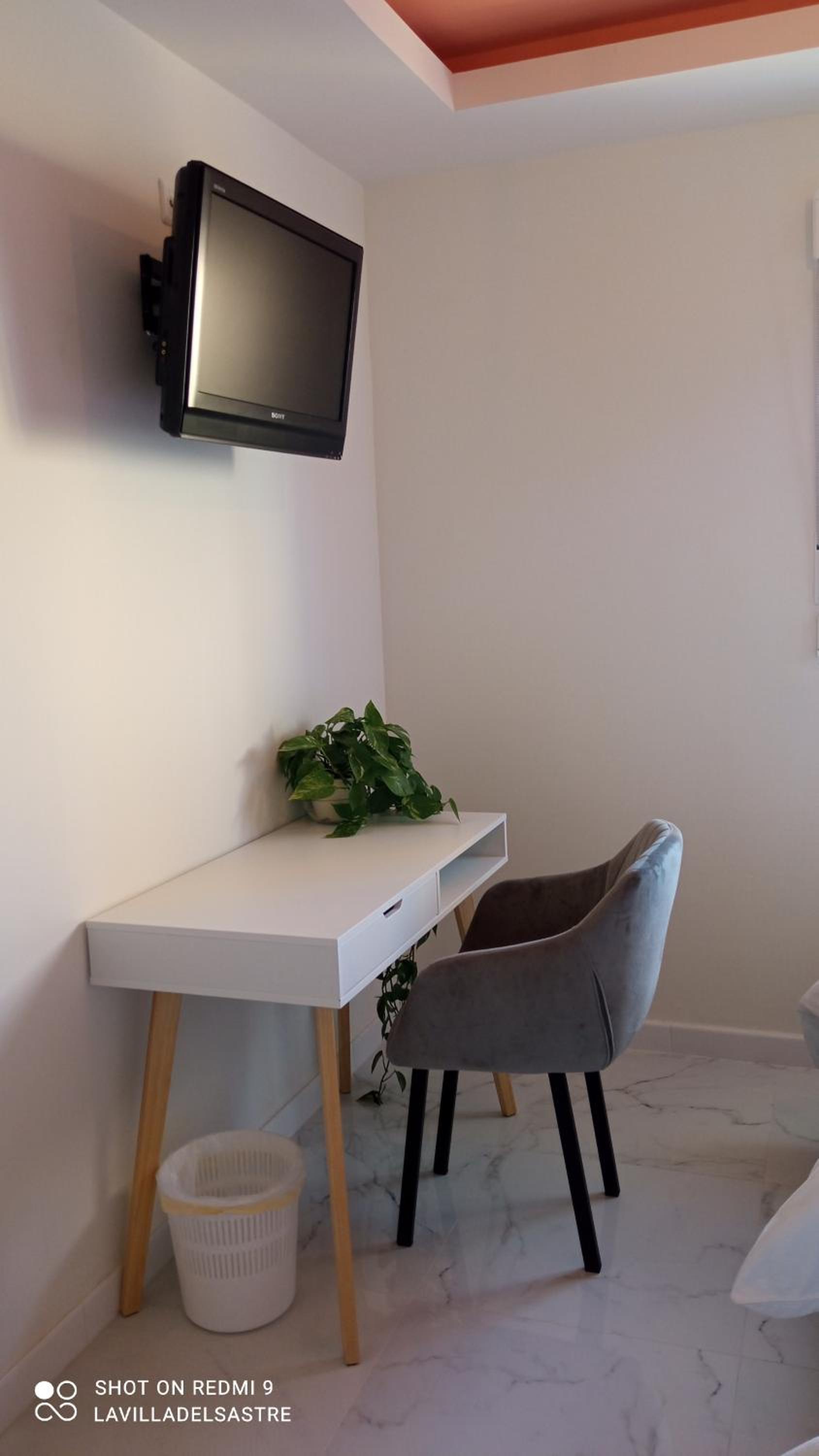 Twin Room - Photo 2