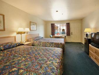 Queen Room with Two Queen Beds - Non-Smoking - Photo 1