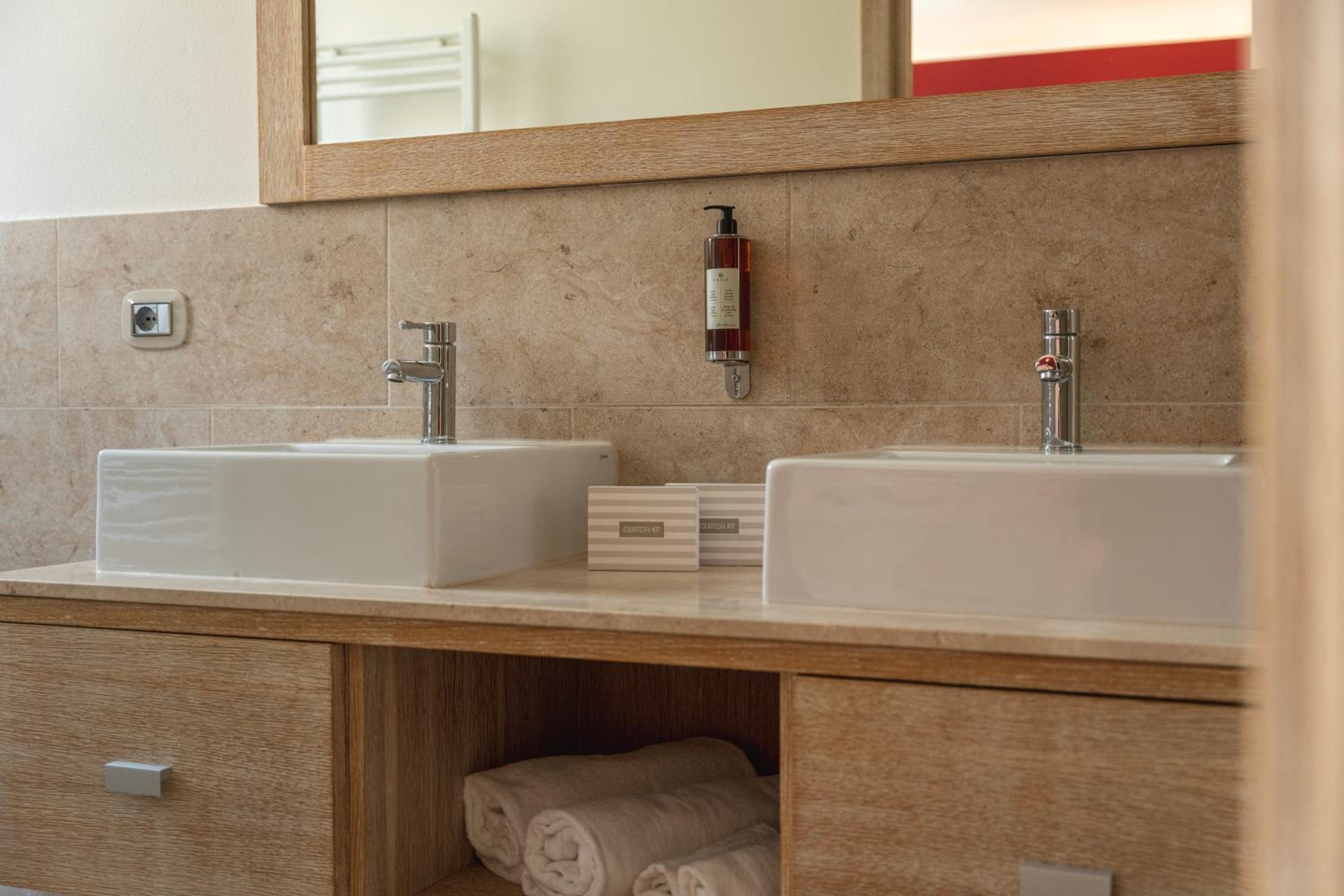 Superior Double or Twin Room - Photo 10
