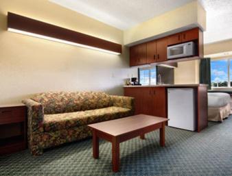 Queen Suite - Non-Smoking - Photo 3