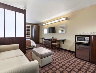 Queen Studio Suite - Non-Smoking - Photo 1