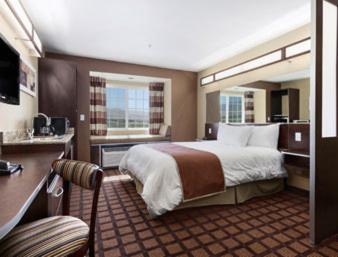Queen Studio Suite - Mobility Access/Non-Smoking - Photo 1