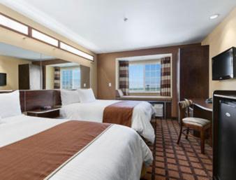 Queen Room with Two Queen Beds - Non-Smoking - Photo 2
