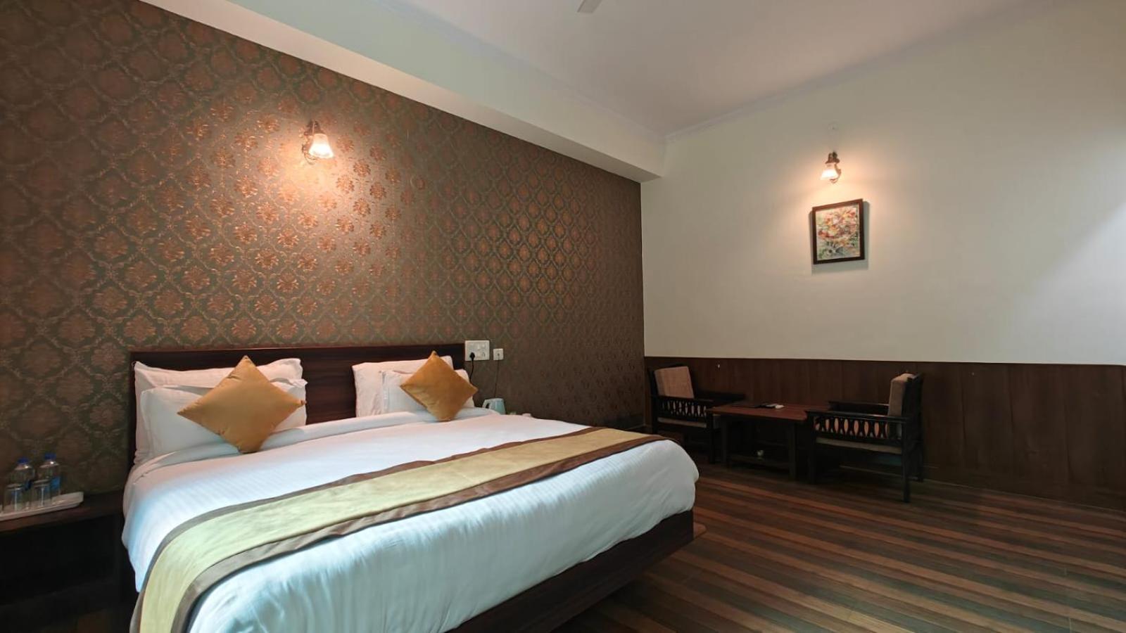 Deluxe Double Room with Balcony - Photo 11