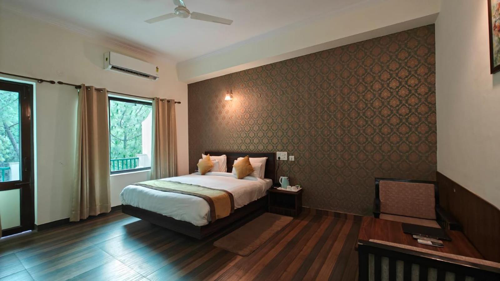 Deluxe Double Room with Balcony - Photo 12