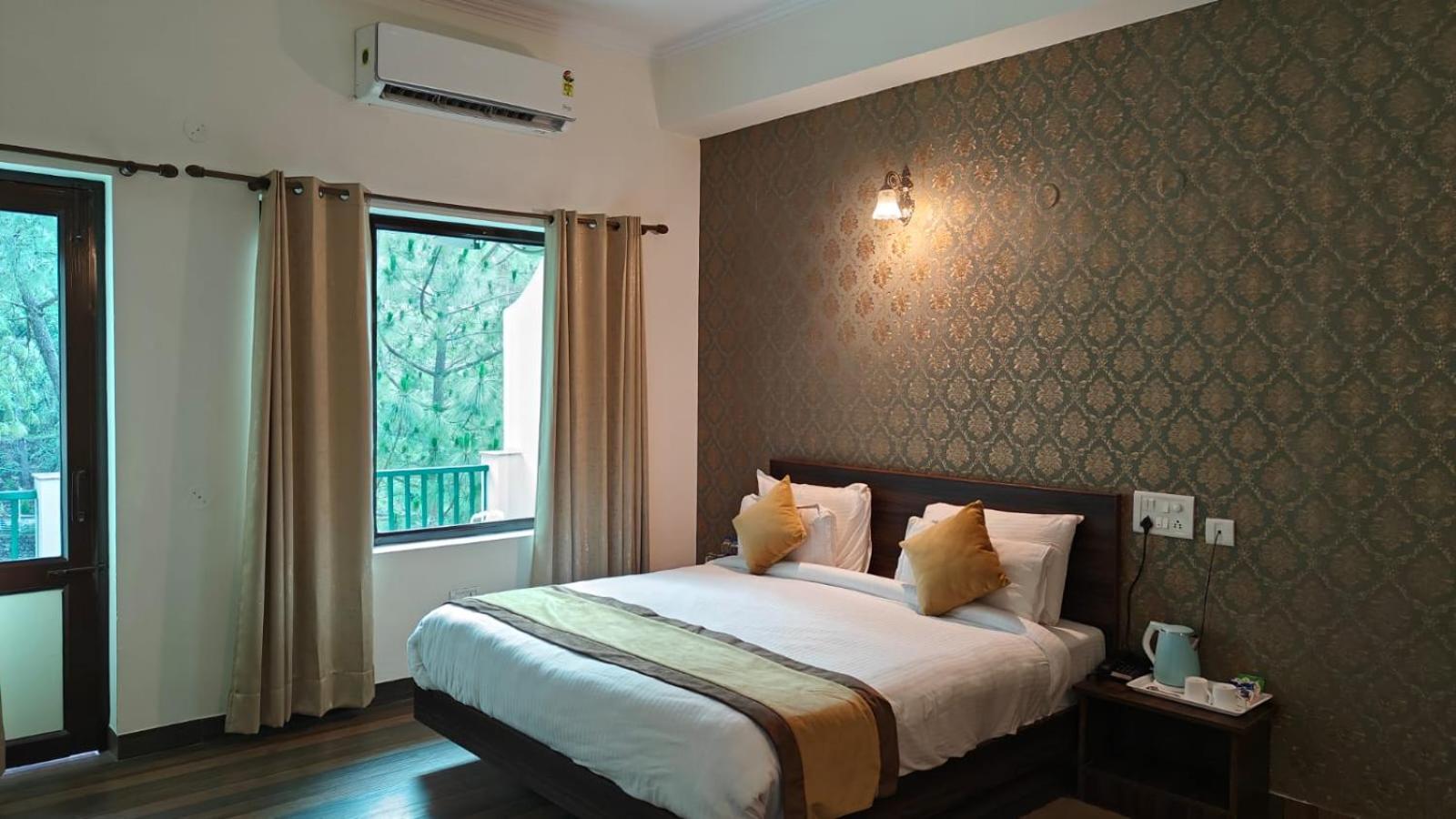 Deluxe Double Room with Balcony - Photo 10