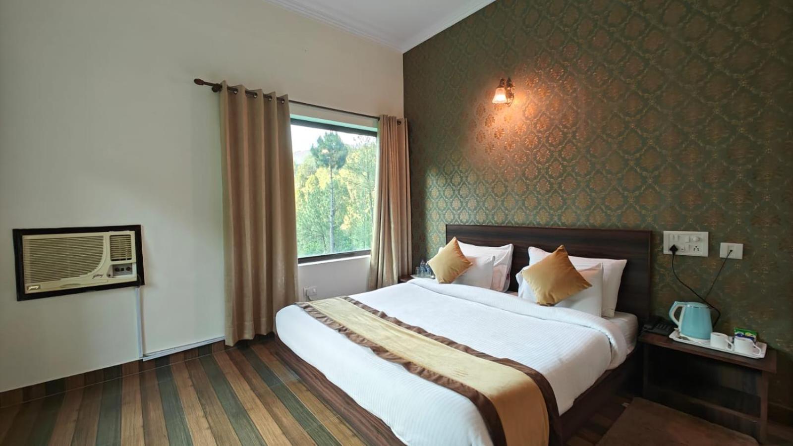 Deluxe Double Room with Balcony - Photo 16