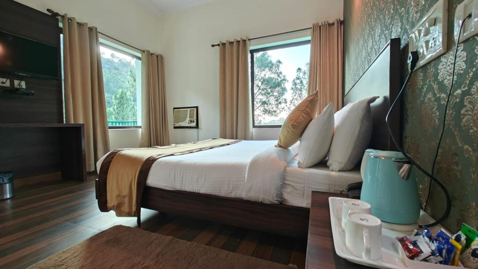 Deluxe Double Room with Balcony - Photo 17